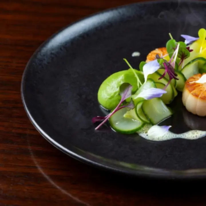 Modern európai fine dining étel elegáns tálalásban